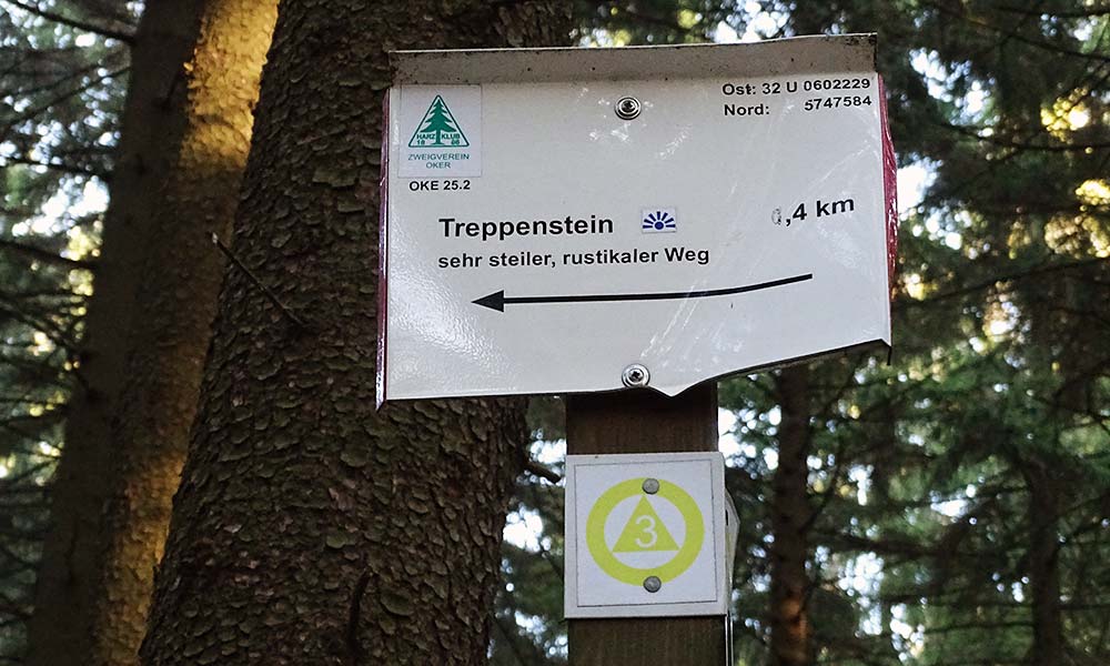 Wegweiser auf Wanderung im Harz