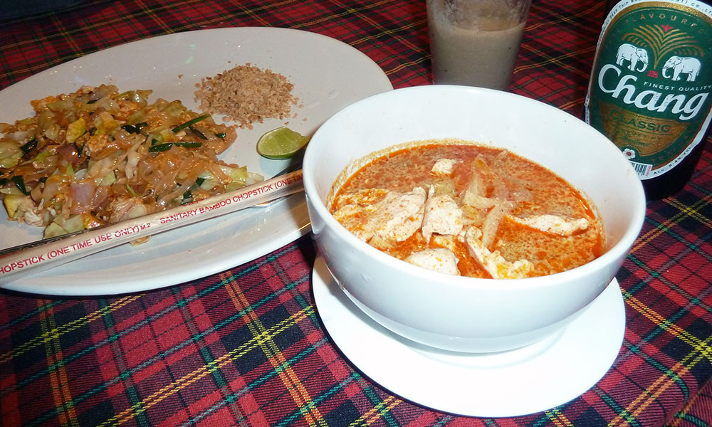 Teller mit Pad Thai und Thai Curry 