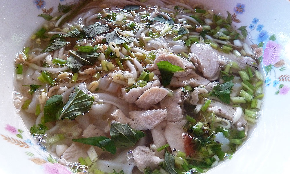 Teller Suppe mit Fleisch und Kräutern 