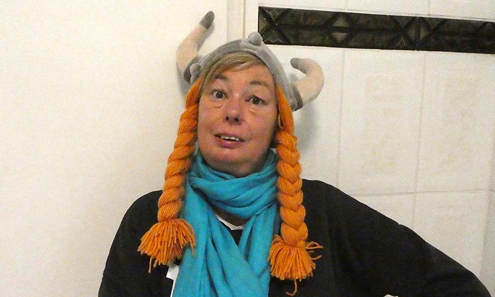 Frau mit Wikinger-Mütze