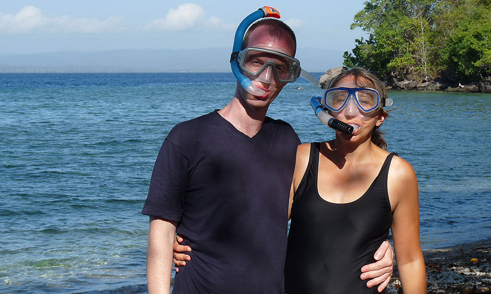 Jochen und Sabine mit Schnorchelmasken am Strand