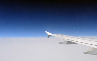 Blick aus Flugzeugfenster auf Wolken