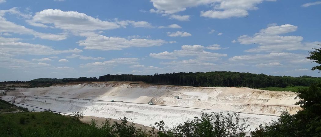 Grube mit hellem Quarzsand