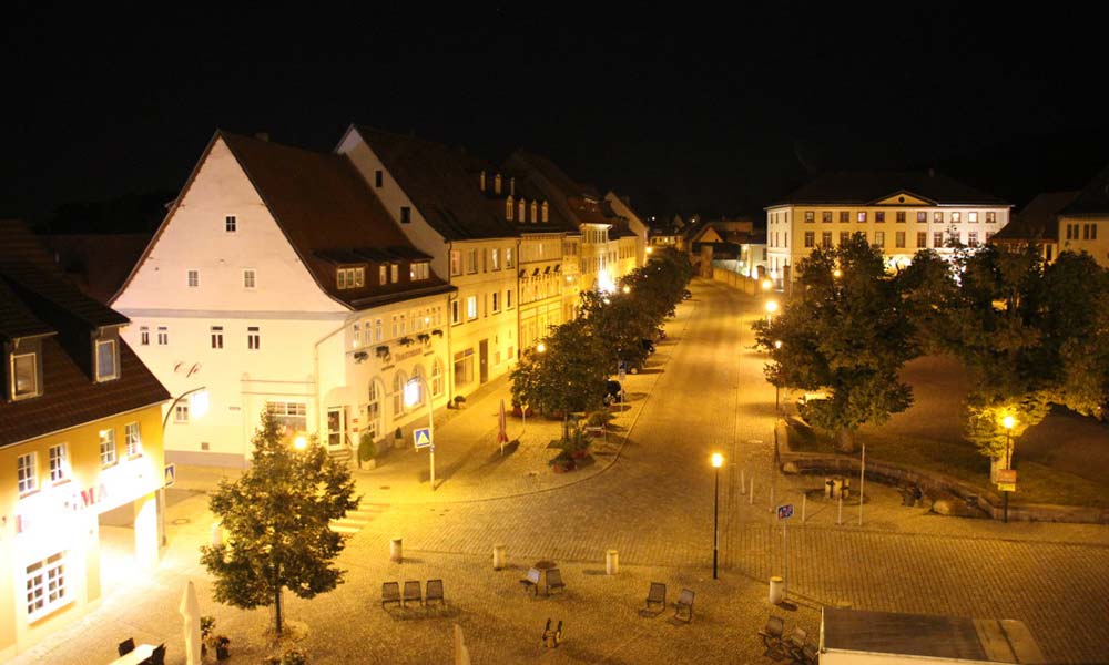 Erleuchteter Marktplatz bei Nacht