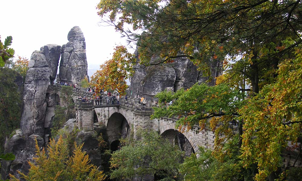 Blick zur Brücke im Felsen