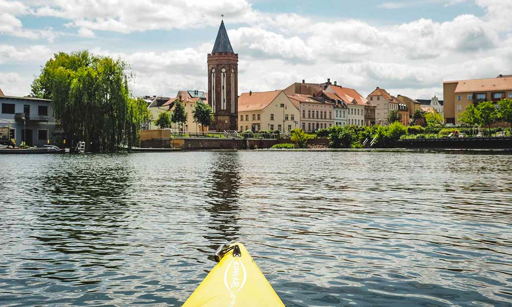 Kanu vor einer Kirche