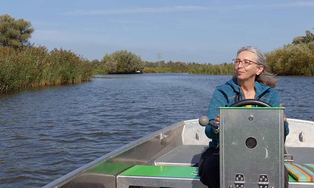 Sabine am Steuer des Bootes im Nationalpark De Biesbosch