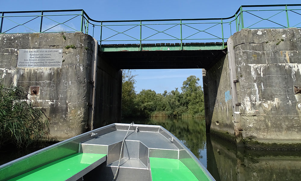 Brückendurchfahrt mit Bootsbug