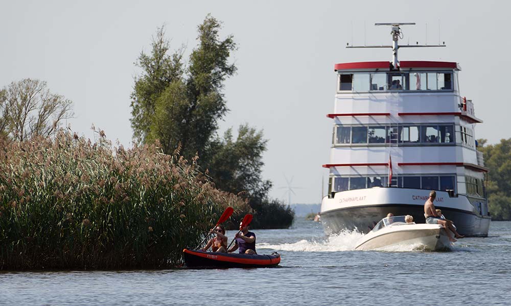 Großes Schiff mit kleinen Booten