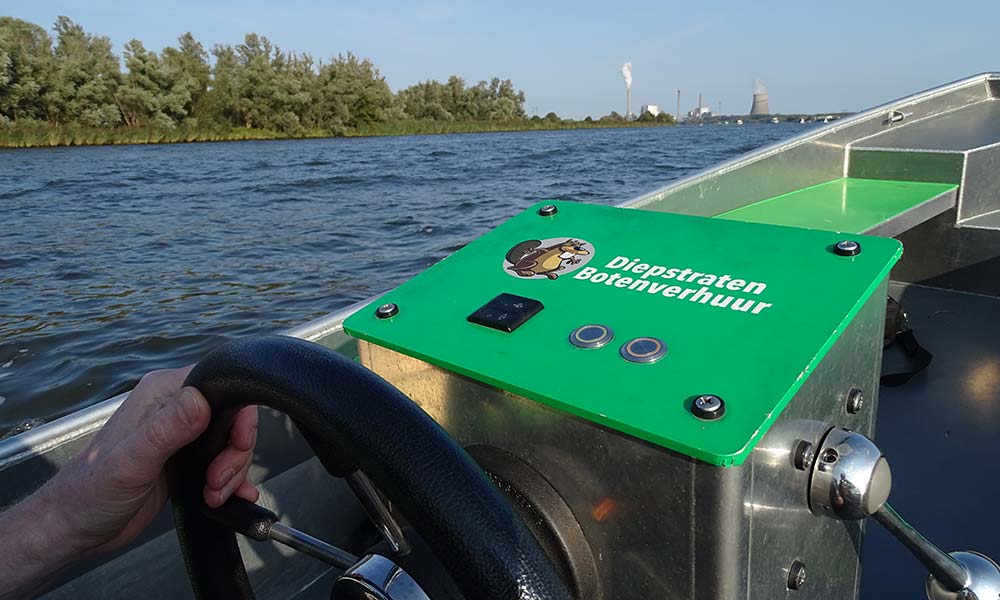 Fluss aus Sicht des Bootsfahrers