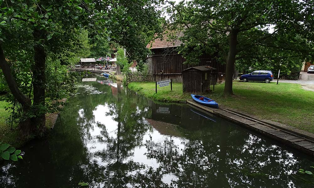 Bootsanleger vor einem Haus am Fluss