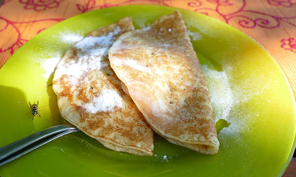 Zwei Plinse (Pfannkuchen) auf Teller