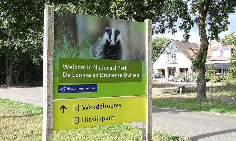 Schild zum Eingang des Nationalparks De Loonse en Drunense Duinen.