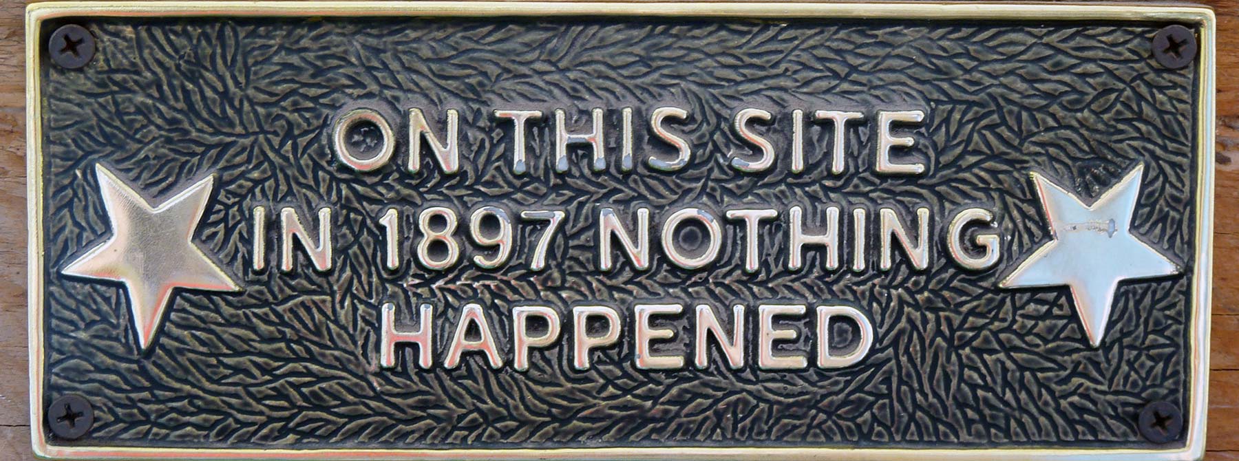 Schild: On this site 1897 nnothing happened