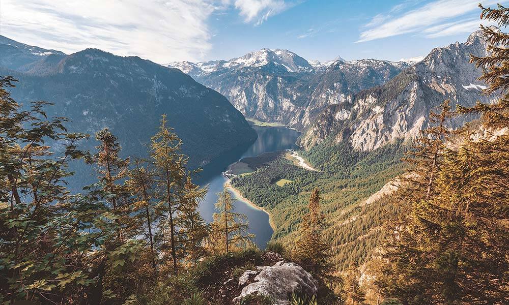 Blick vom Berg auf einen See