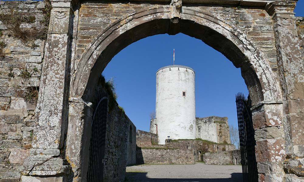 Turm hinter einem Tor 