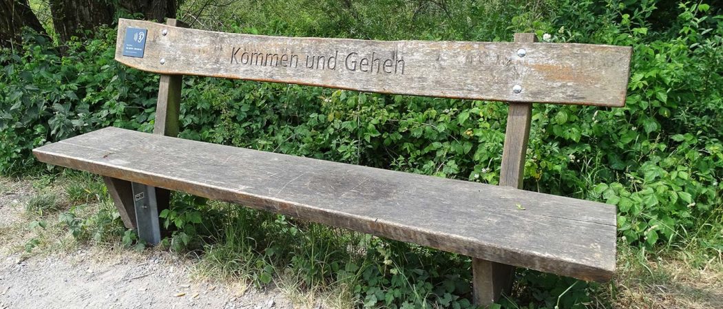 Bank mit Schrift "Kommen und gehen"