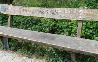 Bank mit Schrift "Kommen und gehen"