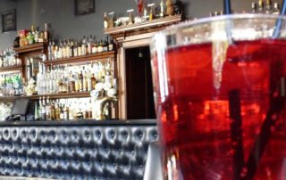Glas mit rotem Getränk in einer Bar