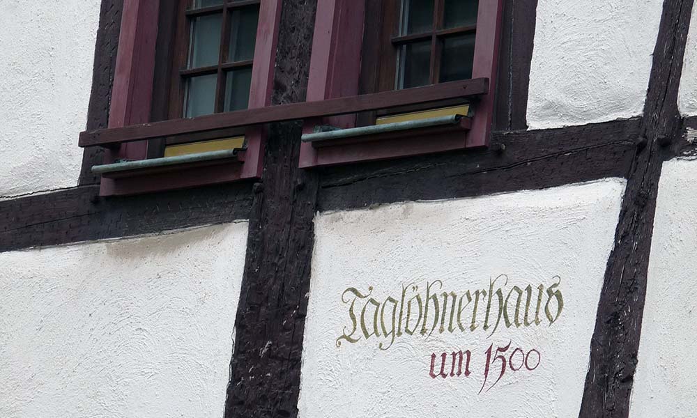 Hauswand mit Schriftzug Taglöhnerhaus