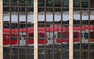 Bahn spiegelt sich im Fenster