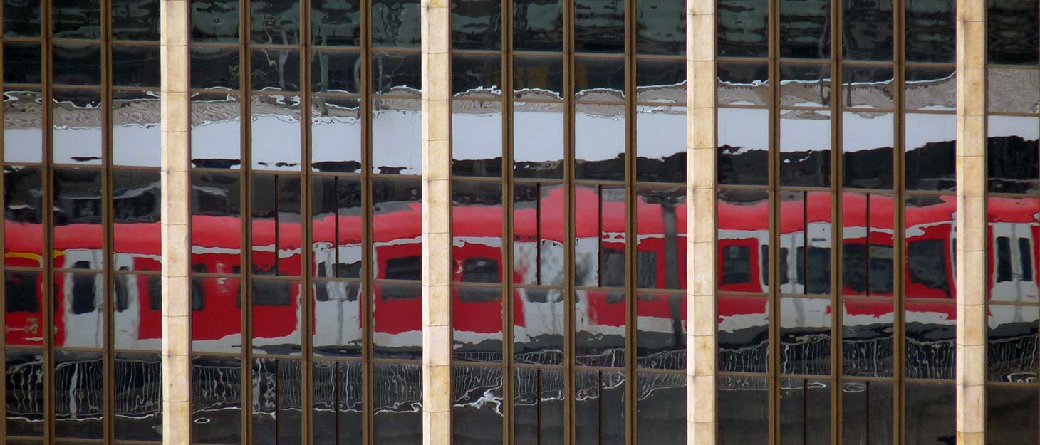 bahn Bahn spiegelt sich im Fenster