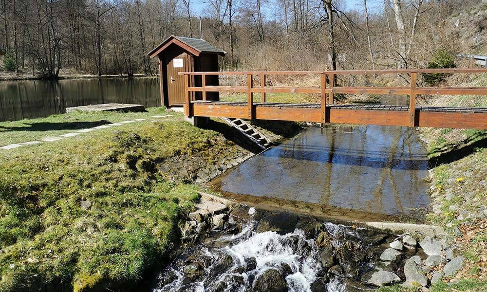 Holzhüttte mit Holzbrücke