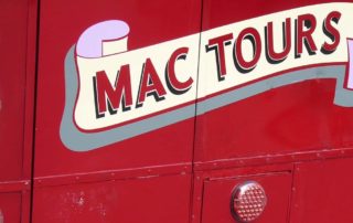 Schild am Bus "Mac Tours"