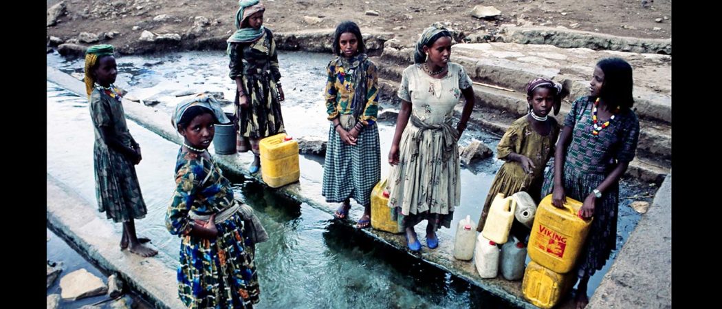 Frauen und Mädchen in Äthiopien holen Wasser an sauberer Wasserstelle