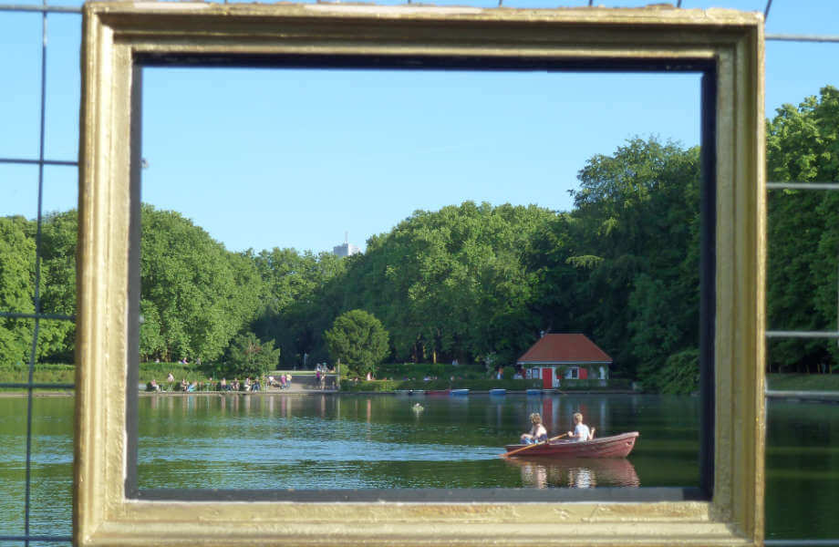 Ruderboot auf Weiher, durch einen Rahmen gesehen