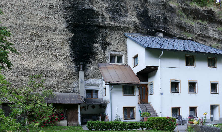 Haus in den Felsen gebaut