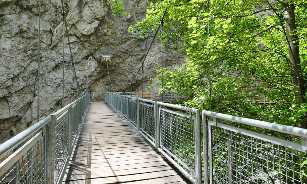 Holzbrücke mit Metallgeländer