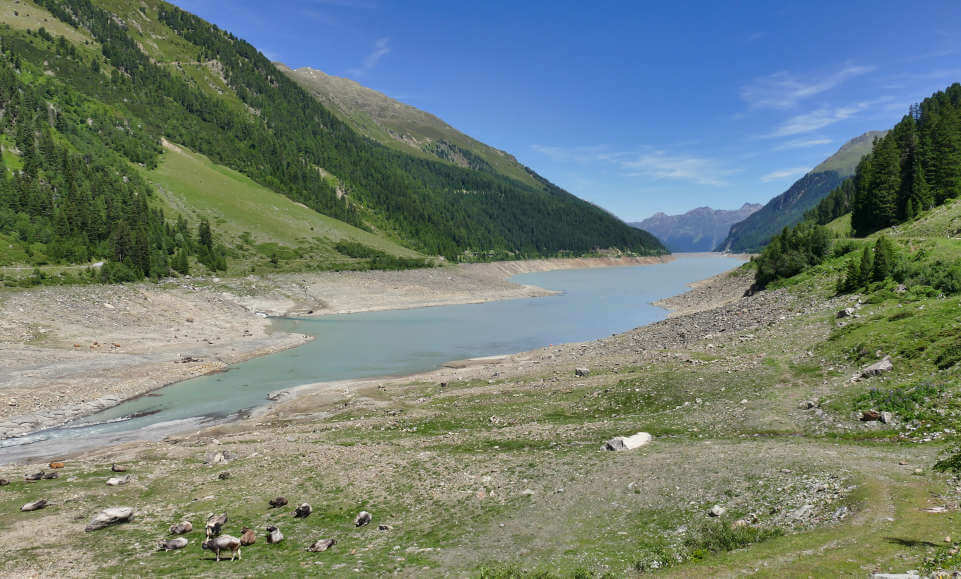 Blick über See in den Bergen