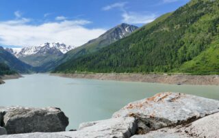 Blick auf Gepatschsee im Kaunertal, Berge im Hintergrund