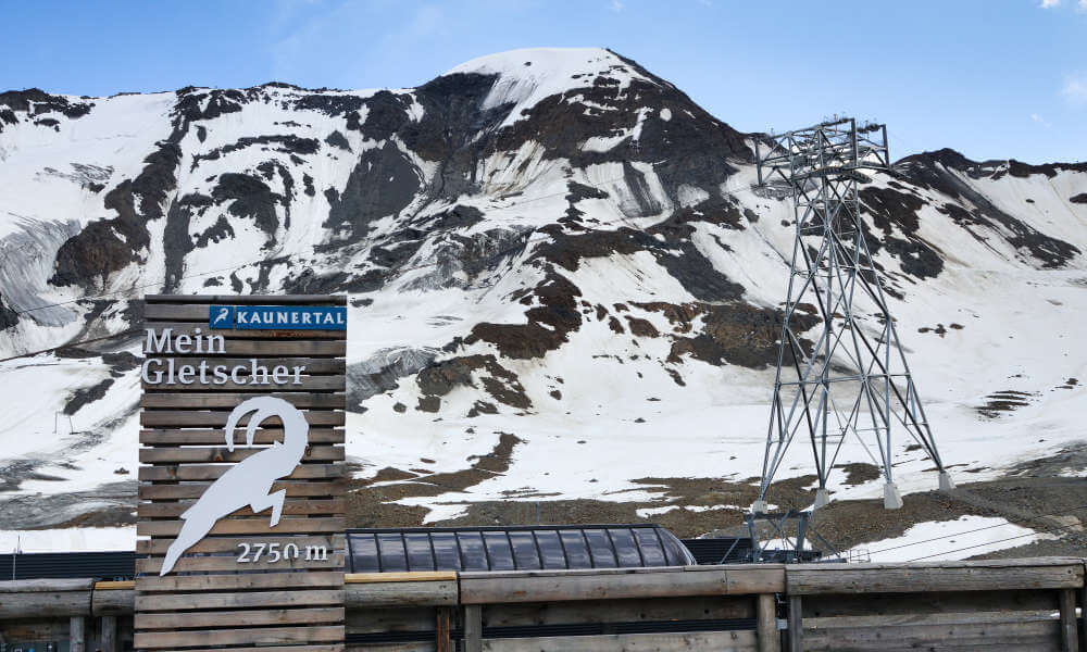 Gerüste der Bergbahn vor Bergkulisse