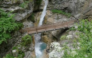 Brücke über die Rosengartenschlucht auf Klammwanderung in Tirol