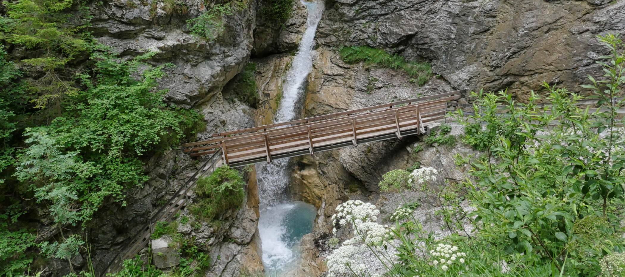 Brücke über die Rosengartenschlucht auf Klammwanderung in Tirol