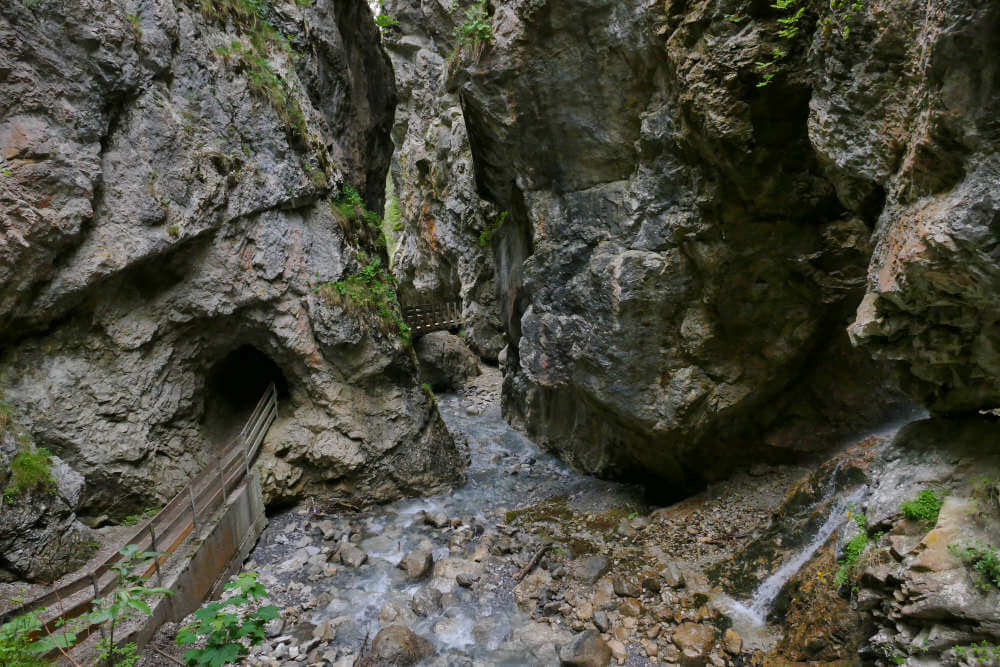 Holzstege und Felsdurchgang in einer Schlucht