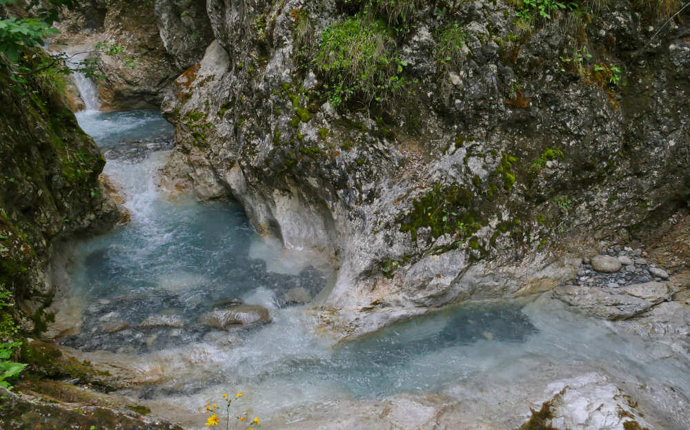 Wasserlöcher im Felsen