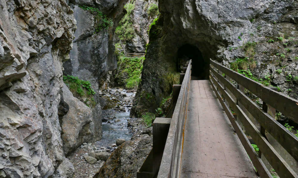 Felsentor neben einem Fluss in der Rosengartenschlucht