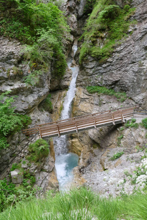 Brücke über einen Wasserfall