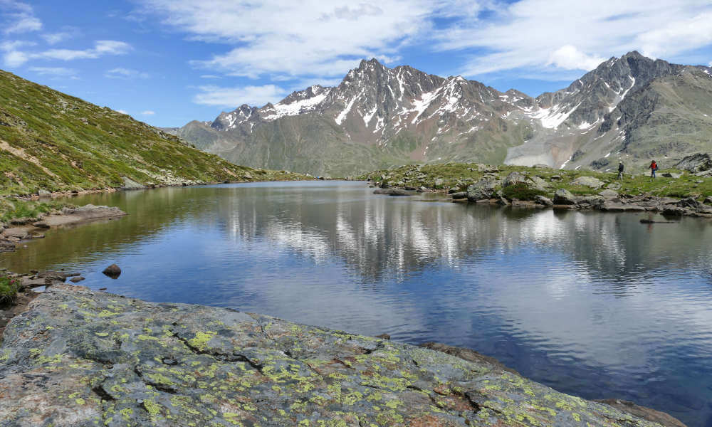 Berggipfel spiegeln sich im Bergsee