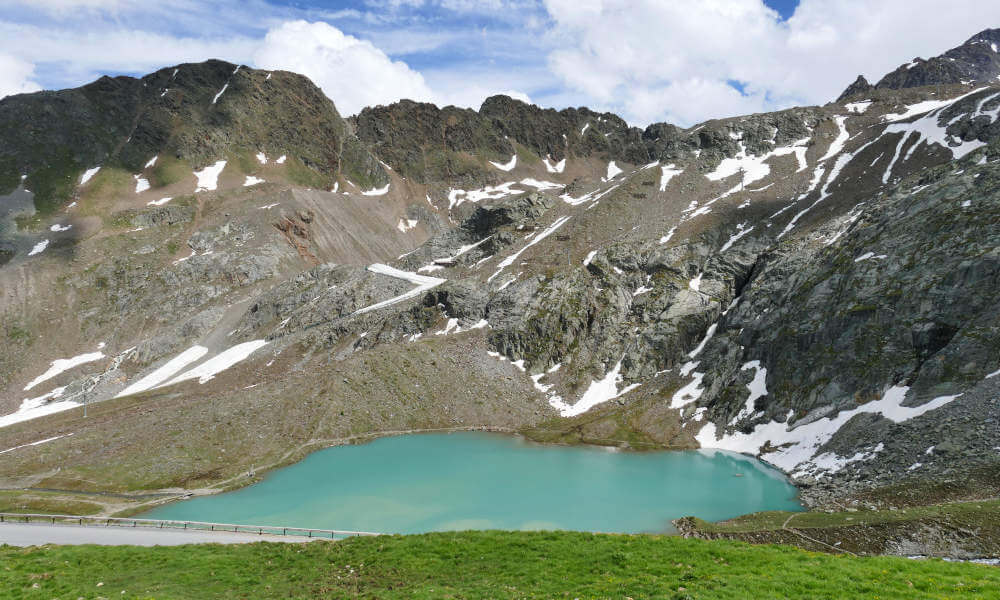 Türkisgrüner See in den Bergen im Kaunertal