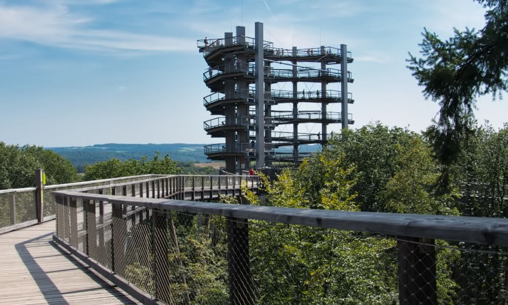 Turm am Ende des Holzpfades