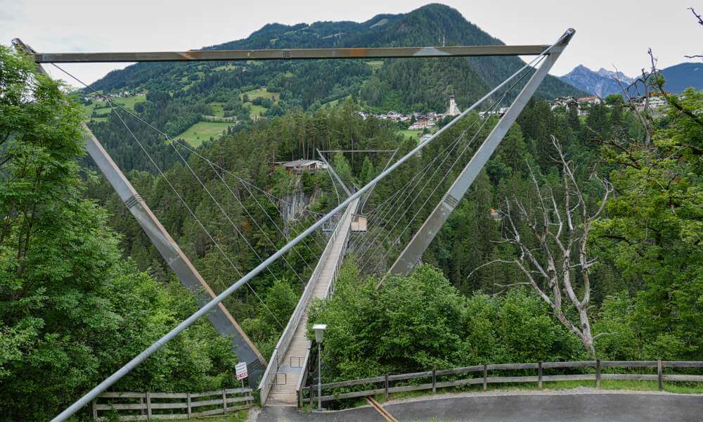 Hängebrücke übers Tal