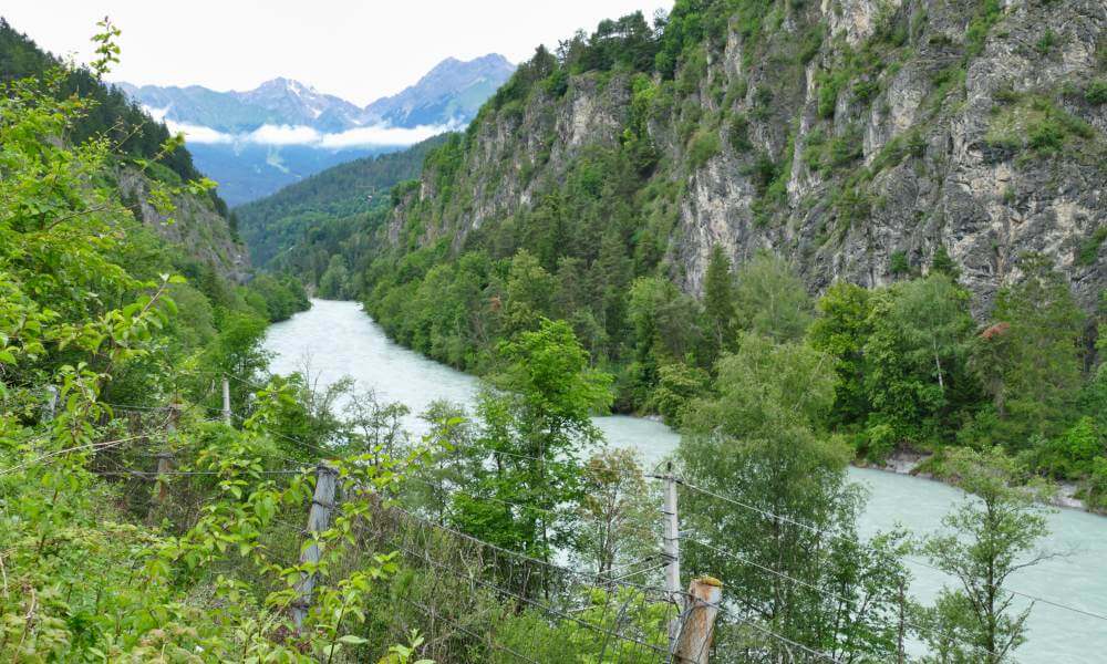 Fluss mit Felsen am Ufer