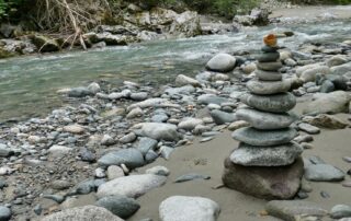 Steinmännchen am Fluss in der Pitzenklamm