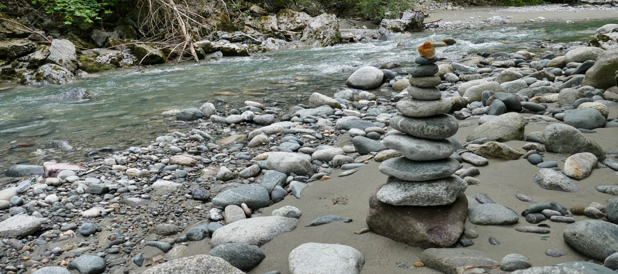 Steinmännchen am Fluss in der Pitzenklamm