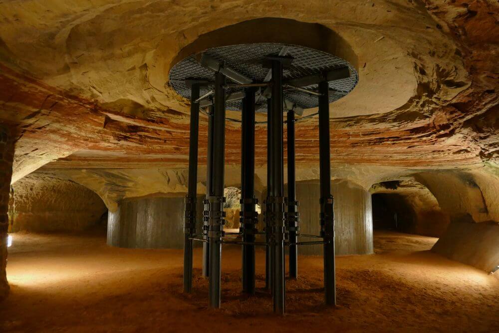 Große Höhle mit Sockel in der Mitte