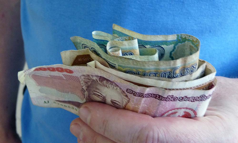 Mann hält Geld in der Hand